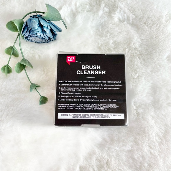 New with tags BRUSH CLEANSER with SILICONE CLEANSING PAD - Picture 2 of 3